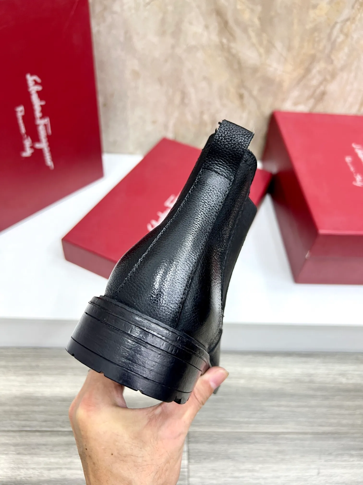 Original order quality: Men's shoes 💰700 Brand: Ferragamo (Ferragamo) One size larger: Men's size 38-44 (45 customized) Grade: Same style as the official website High-end men's shoes Material: Original cowhide, cowhide lining, original outsole Style category: Chelsea men's boots Fashion trend Color: Actual picture